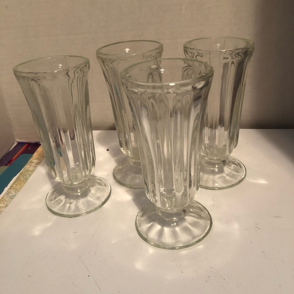 Elegant Clear Glass Sundae Cups Set of 4 , reminiscent of  old ice cream parlour - Picture 1 of 7